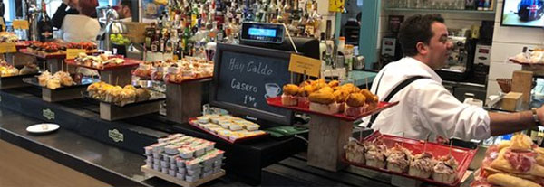 Bar de pintxos à l'intérieur du marché de la Ribera